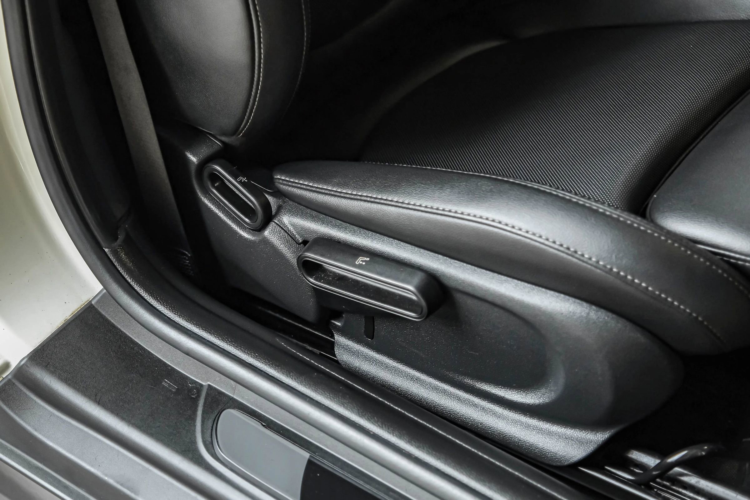 Used 2019 MINI Cooper S w/ Premium Package image 31