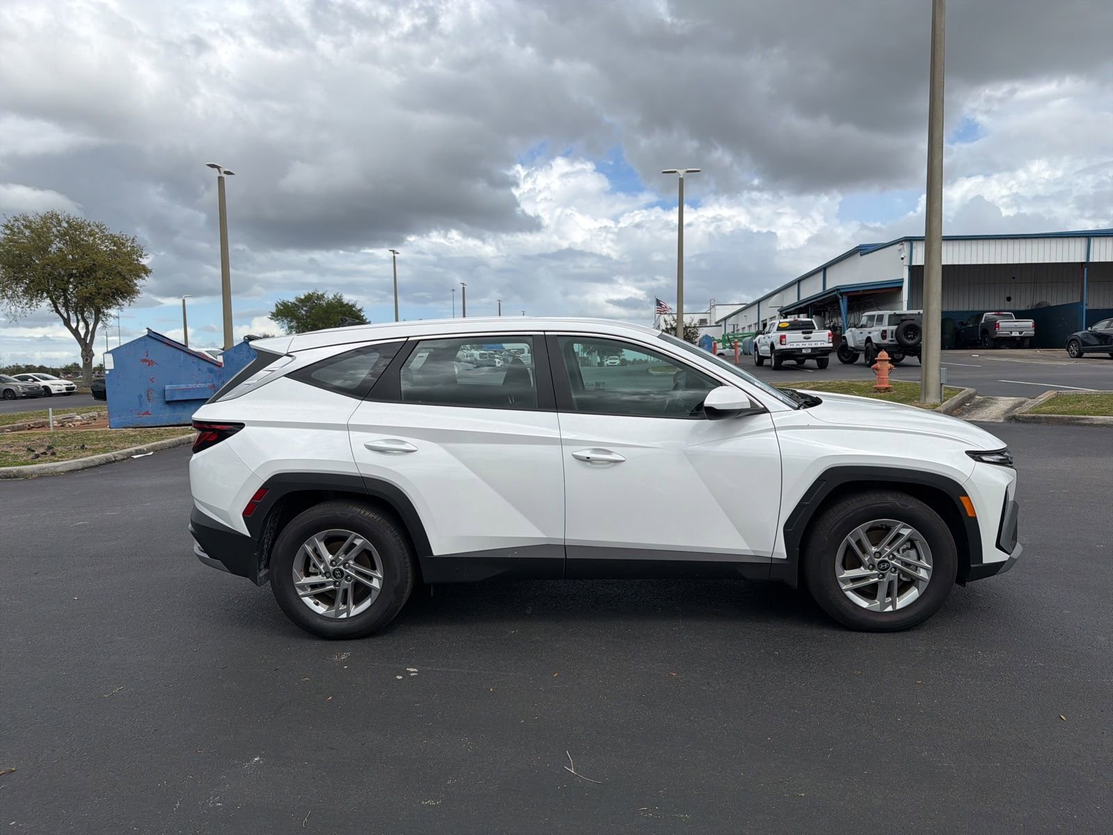 Used 2025 Hyundai Tucson SE image 3