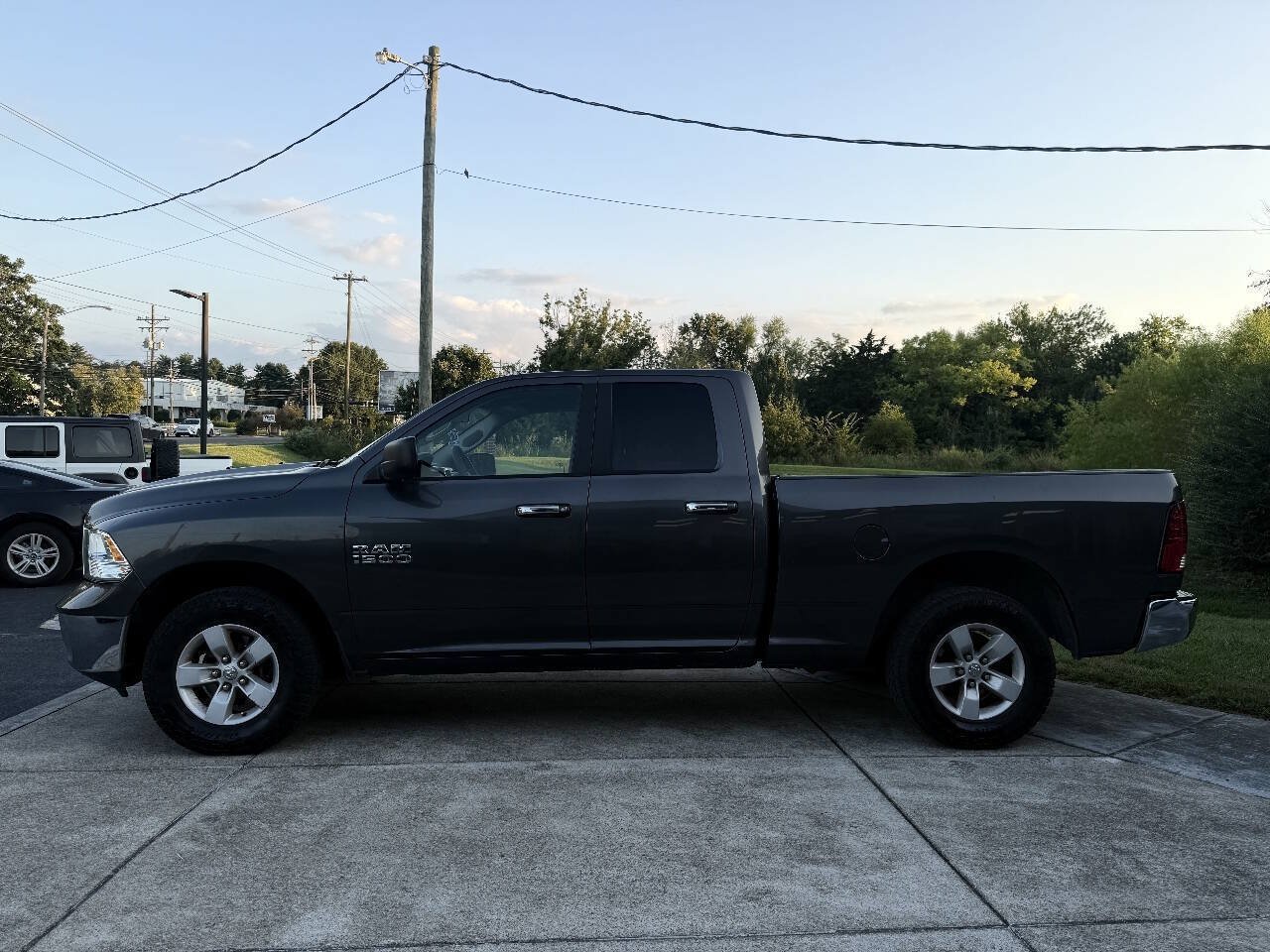 Used 2017 RAM 1500 Classic SLT AWD/4WD image 3