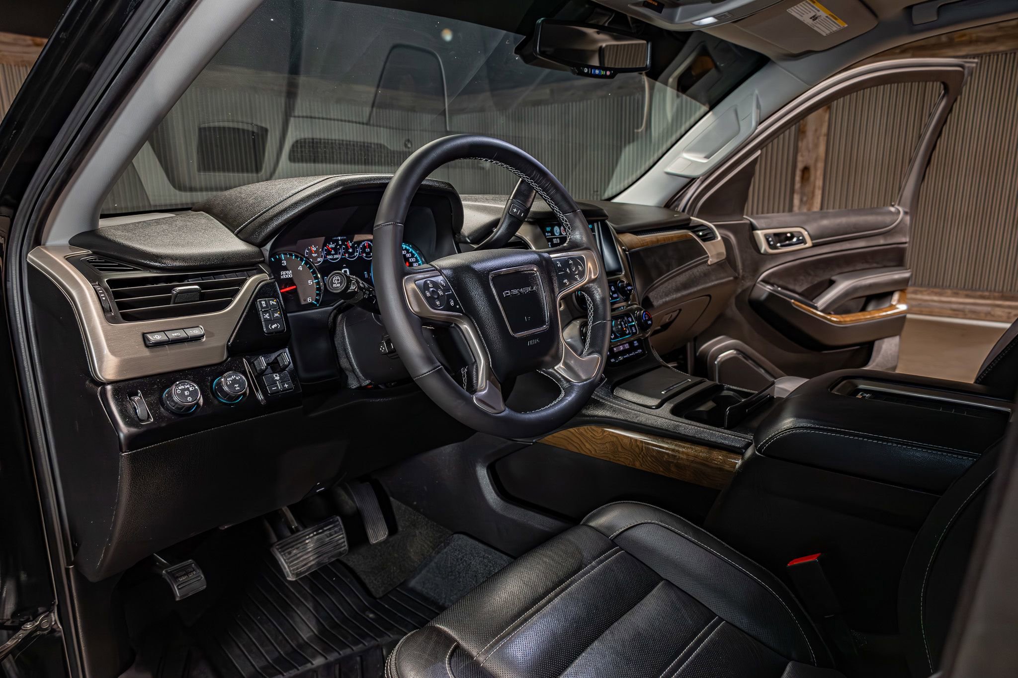 Used 2018 GMC Yukon Denali w/ Denali Ultimate Package AWD/4WD image 11