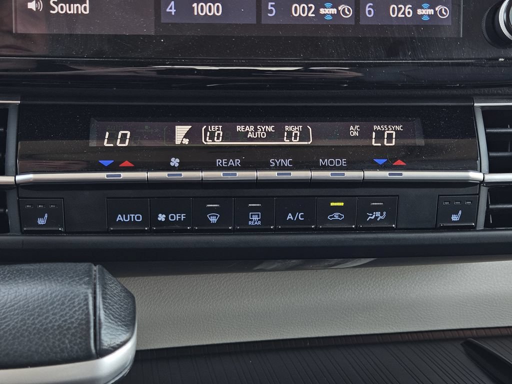 Used 2024 Toyota Sienna XLE FWD image 19