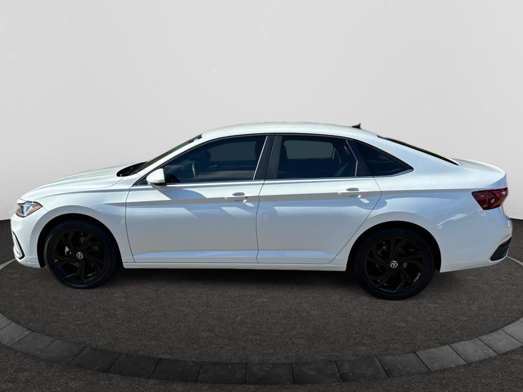 Used 2025 Volkswagen Jetta SE w/ Black Wheel Package image 2