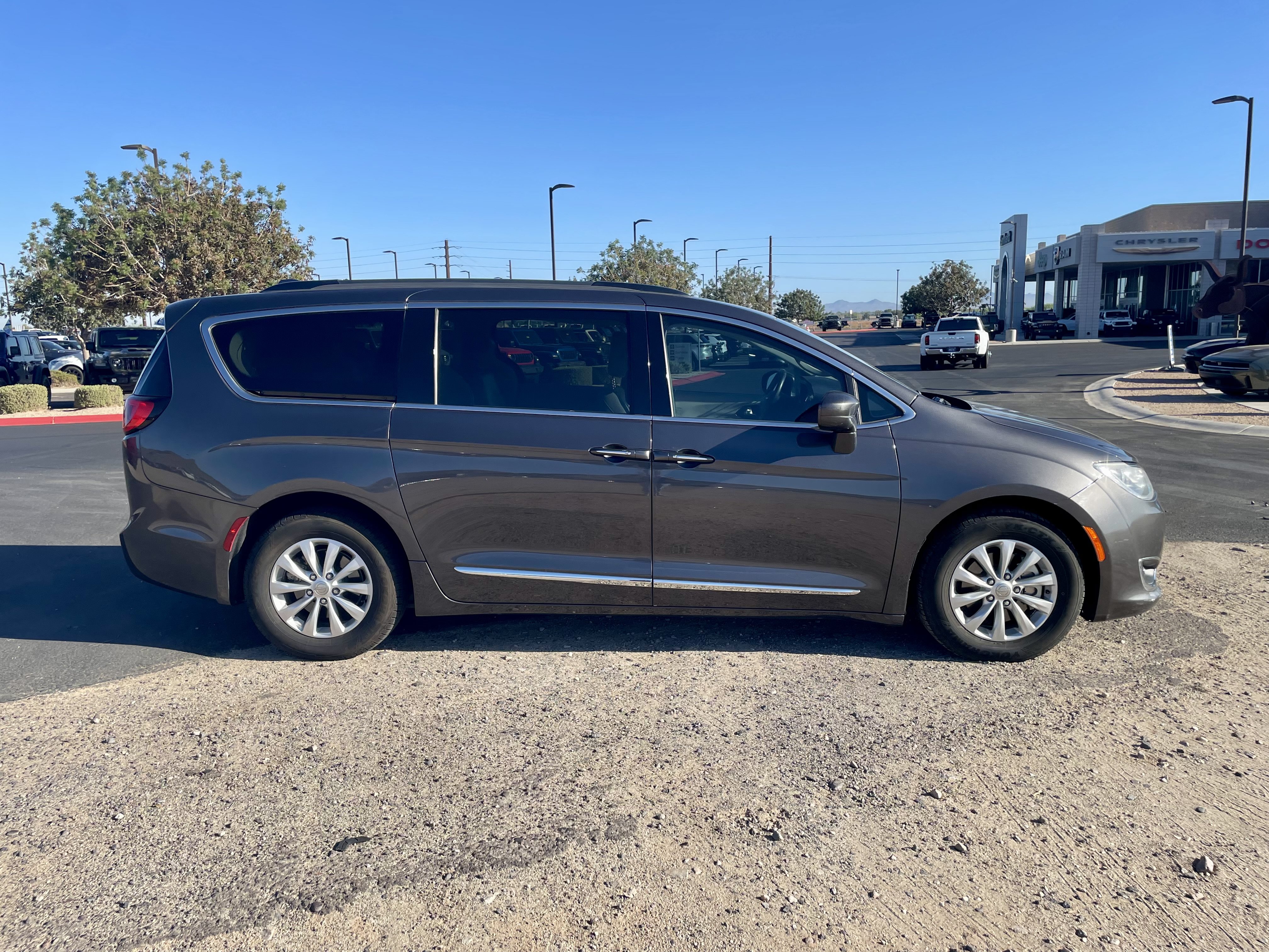 Used 2017 Chrysler Pacifica Touring-L FWD image 6