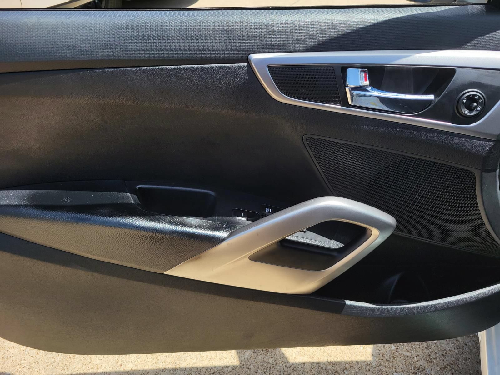 Used 2016 Hyundai Veloster FWD image 12