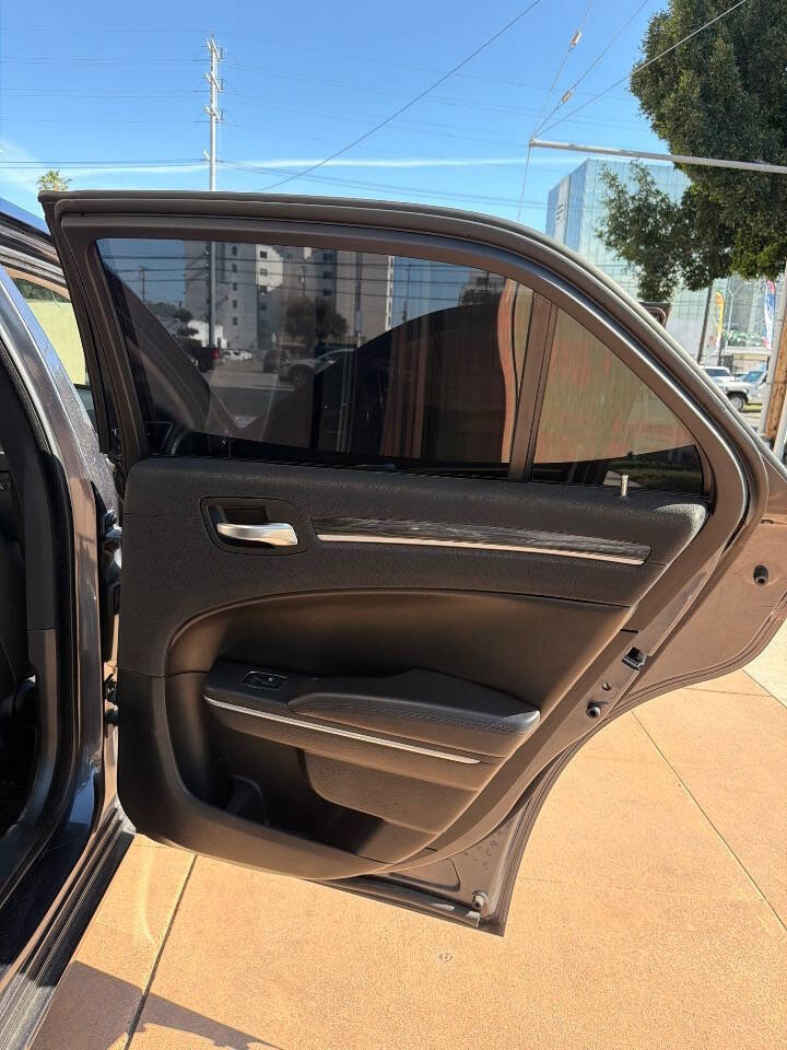 Used 2018 Chrysler 300 Touring w/ Chrome Appearance Package RWD image 27