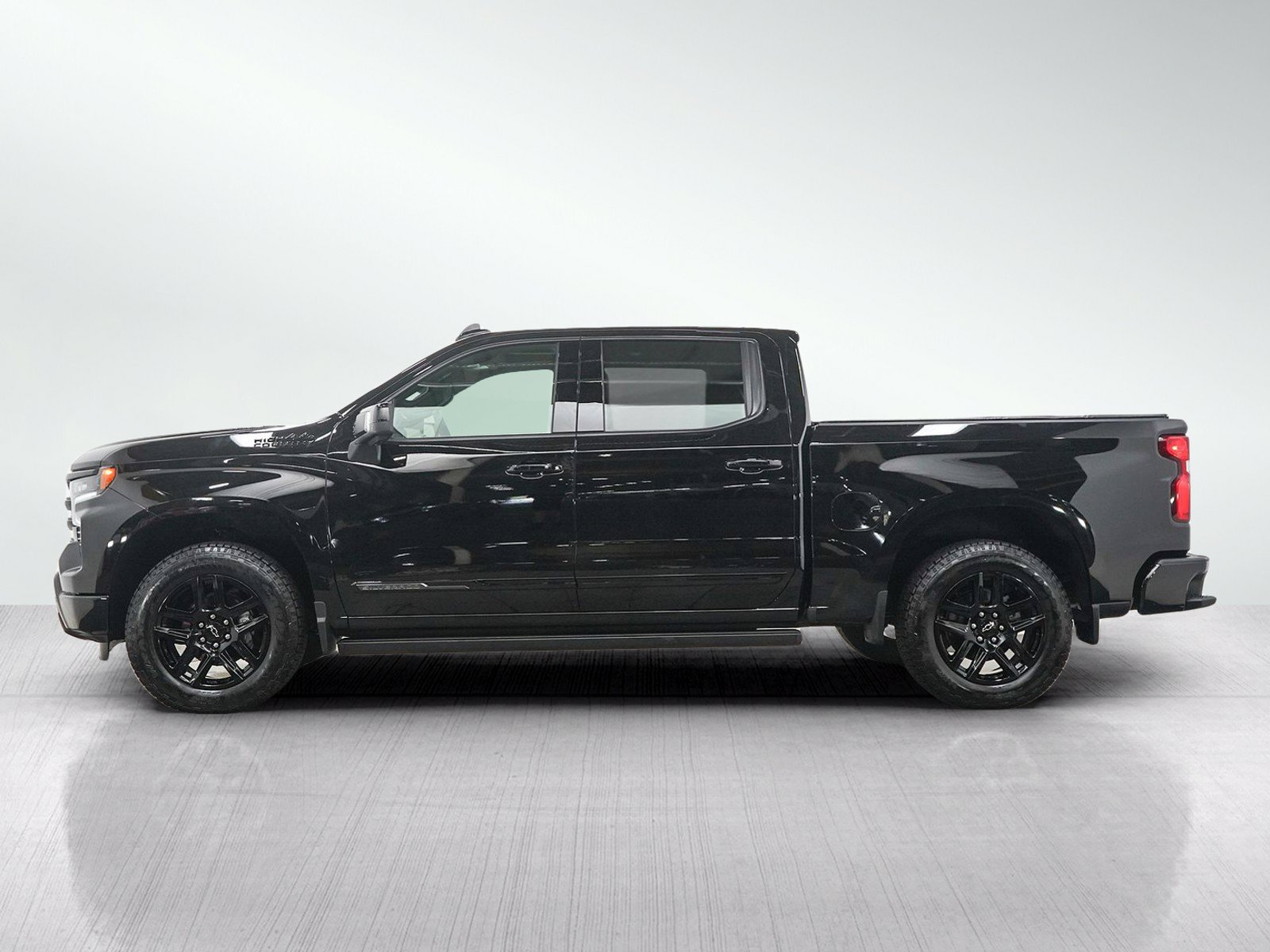Used 2026 Chevrolet Silverado 1500 High Country w/ Midnight Edition AWD/4WD image 2
