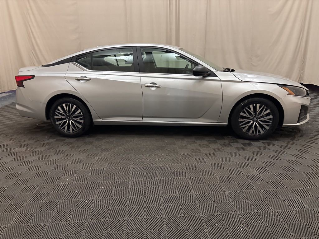 Used 2025 Nissan Altima 2.5 SV image 4
