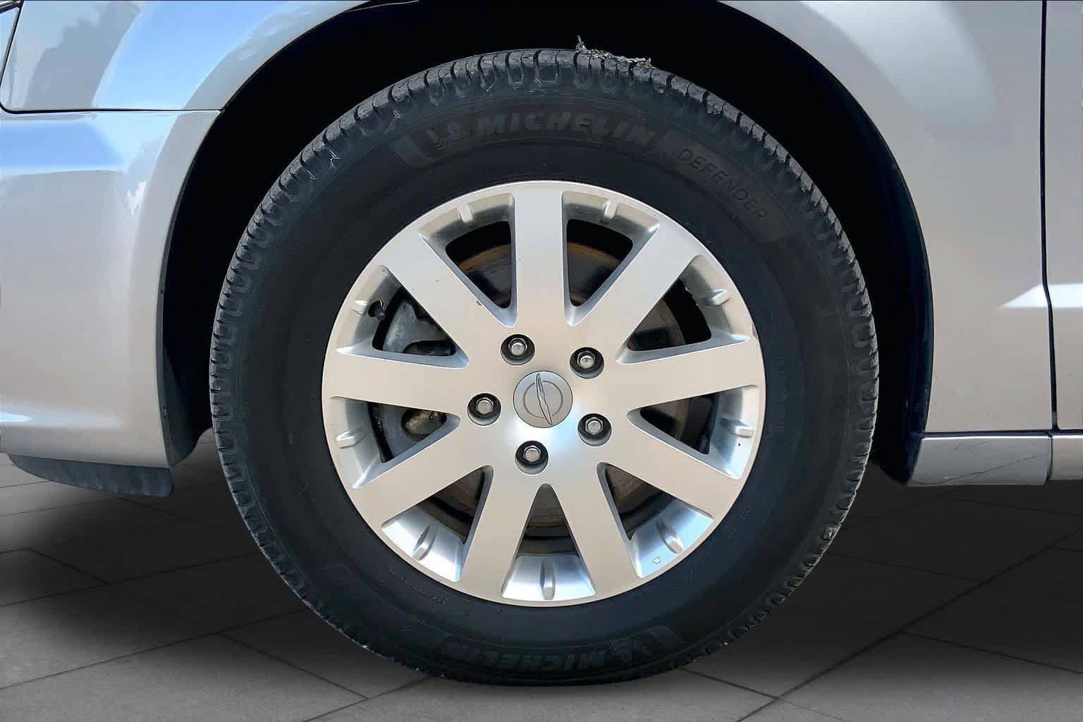 Used 2016 Chrysler Town & Country Touring FWD image 11