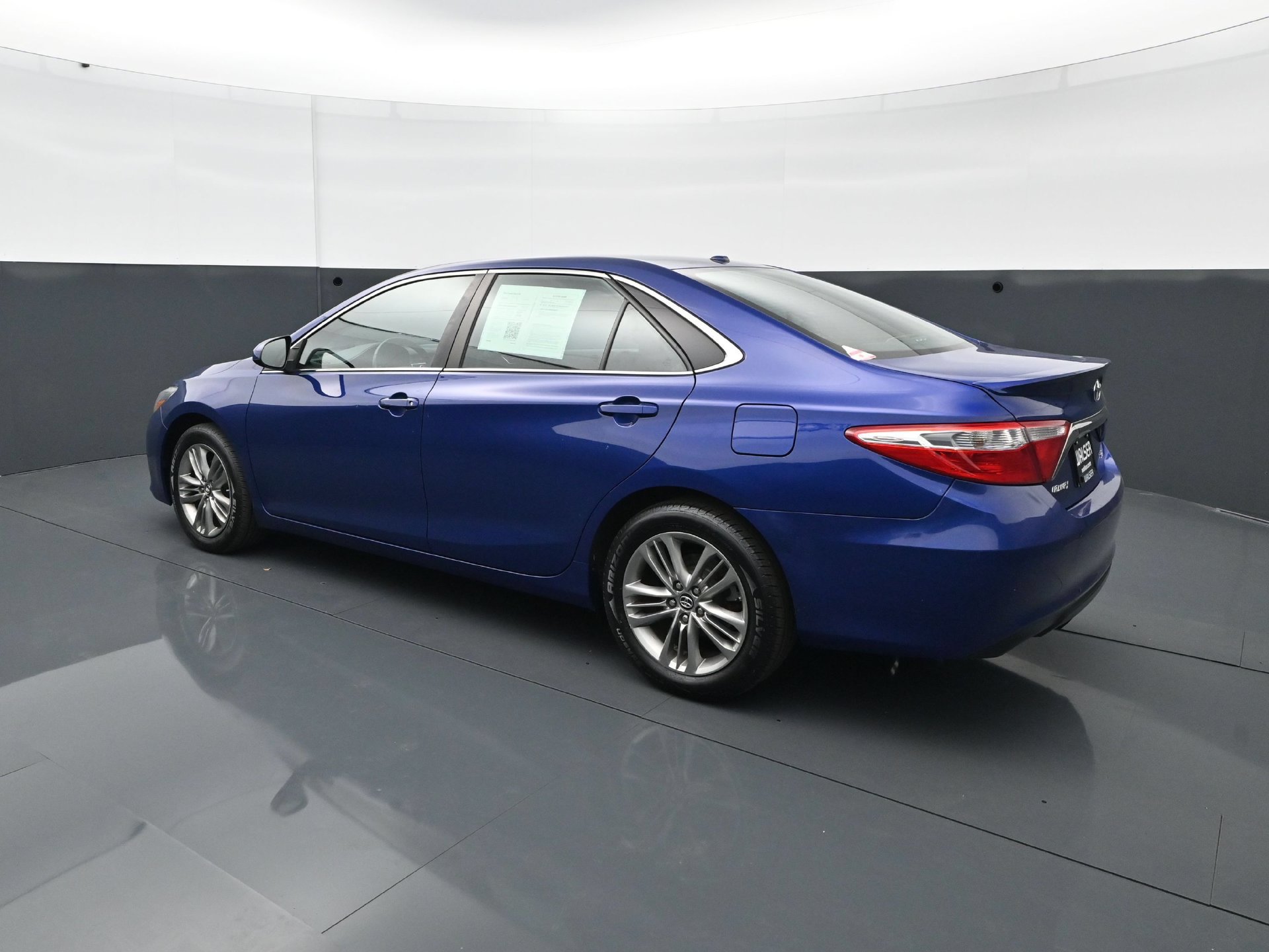 Used 2016 Toyota Camry SE w/ Moonroof Package FWD image 4