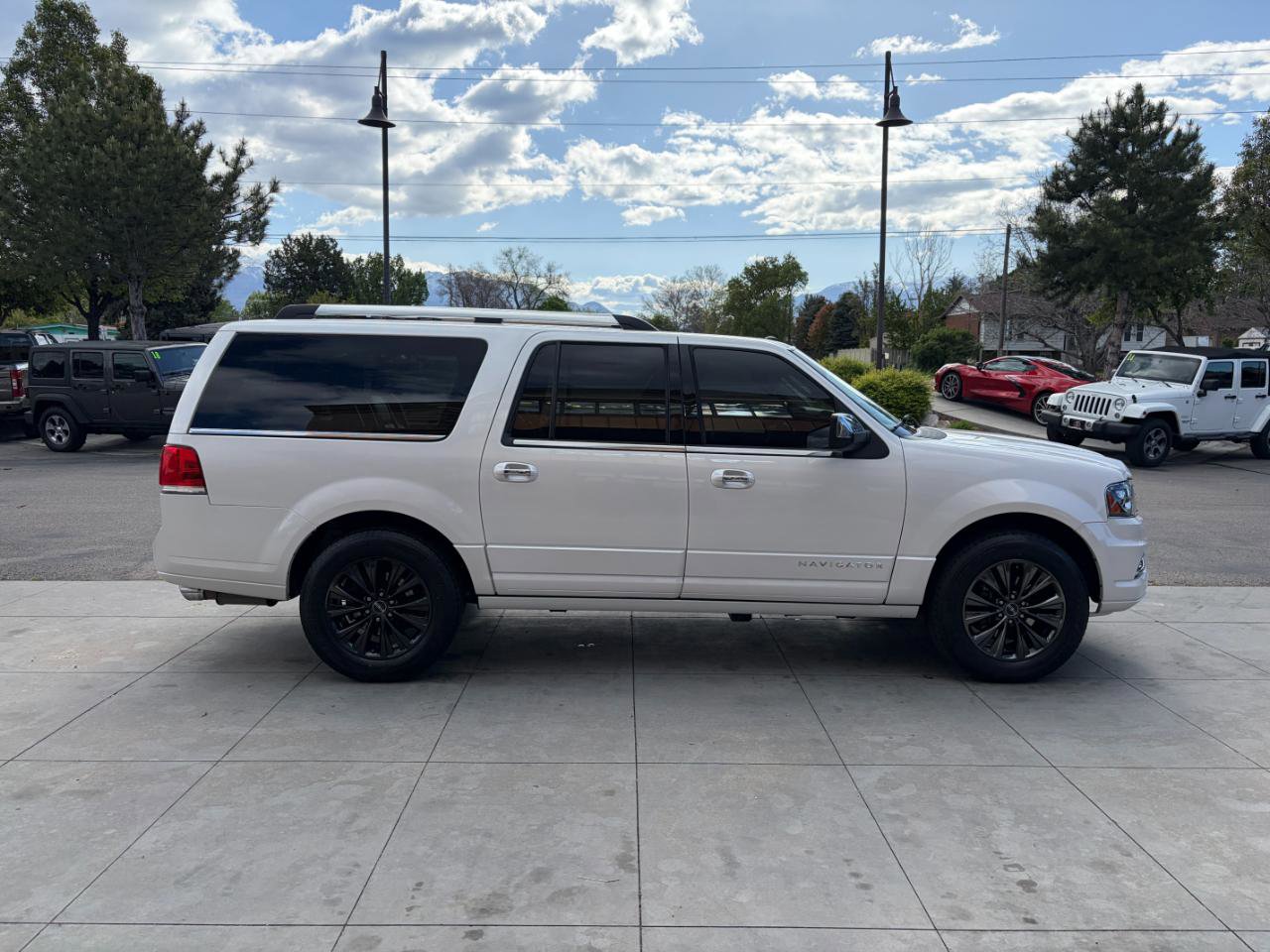 Used 2016 Lincoln Navigator L Select AWD/4WD image 3