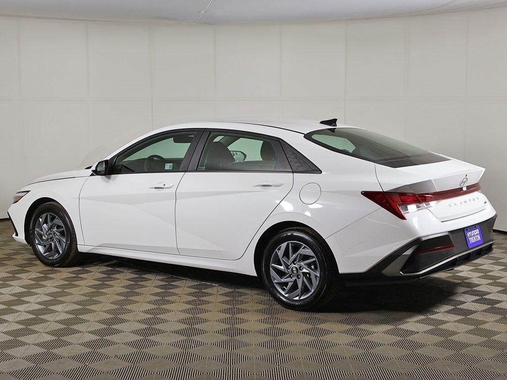 Used 2025 Hyundai Elantra Blue image 8