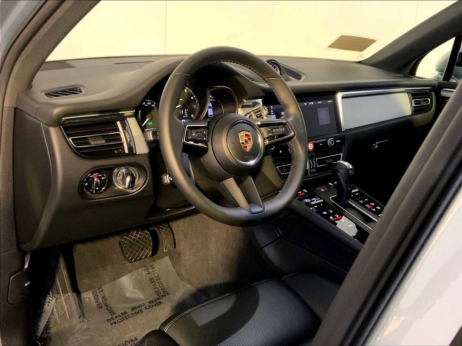 Certified 2025 Porsche Macan AWD/4WD image 4