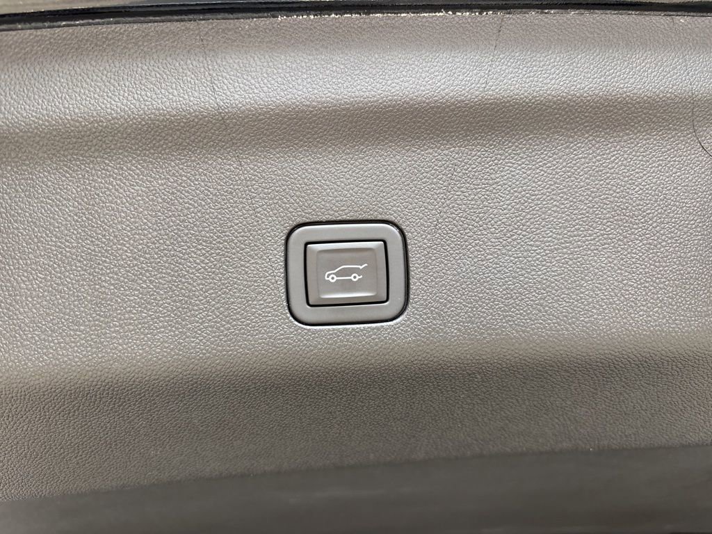 Used 2024 GMC Yukon XL Denali image 12