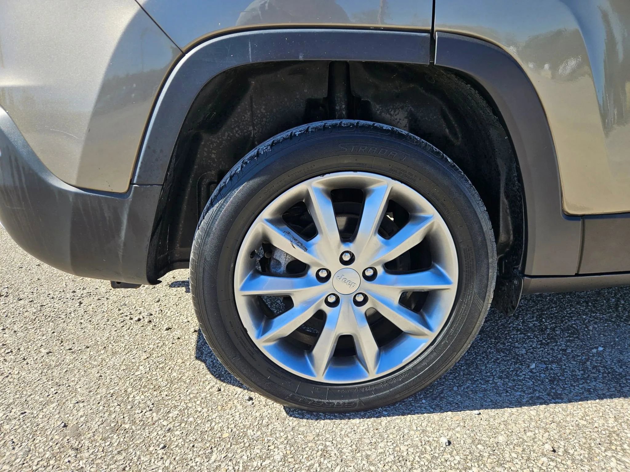 Used 2018 Jeep Cherokee Limited image 9