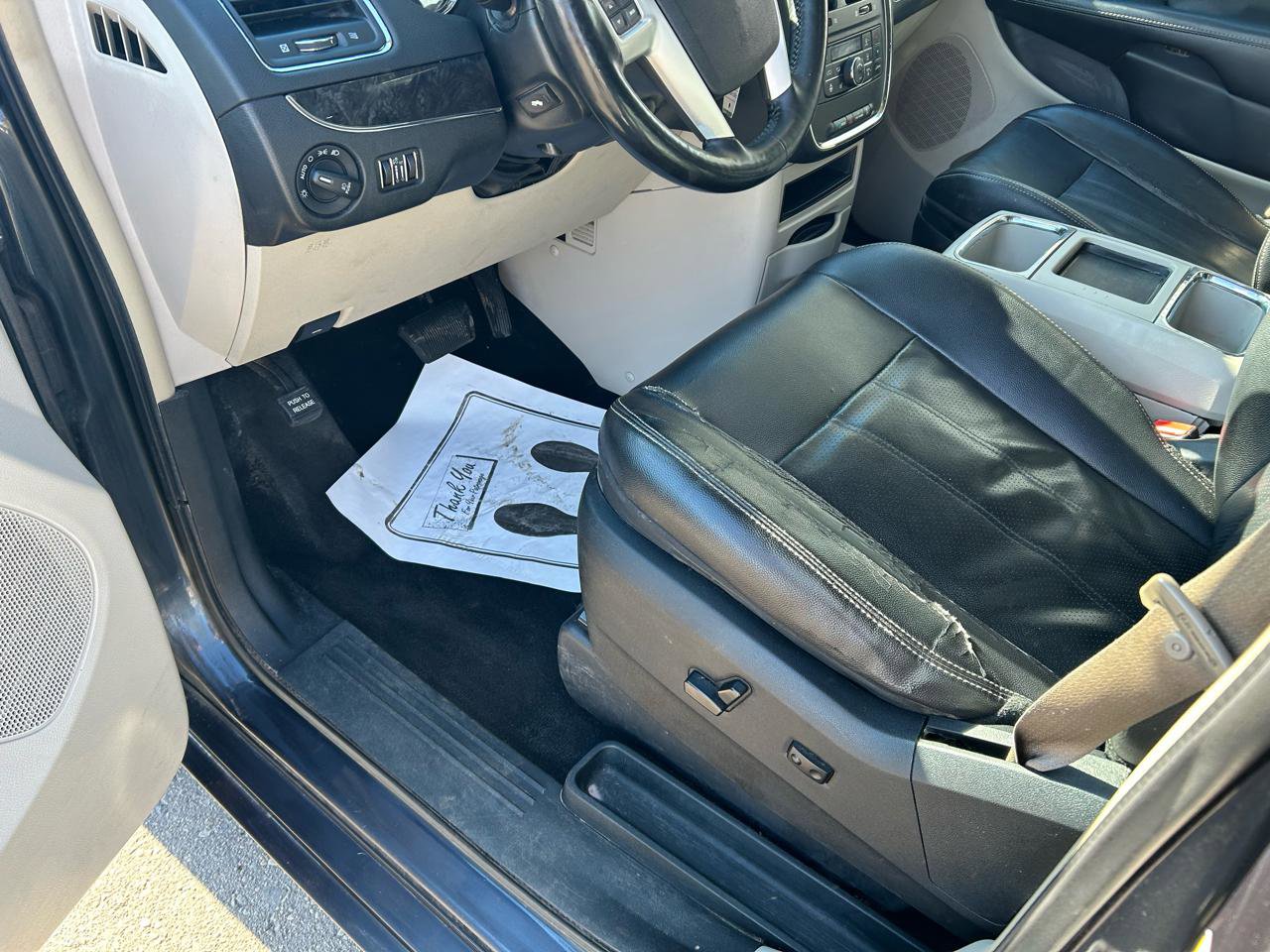 Used 2014 Chrysler Town & Country Touring-L w/ Driver Convenience Group image 10