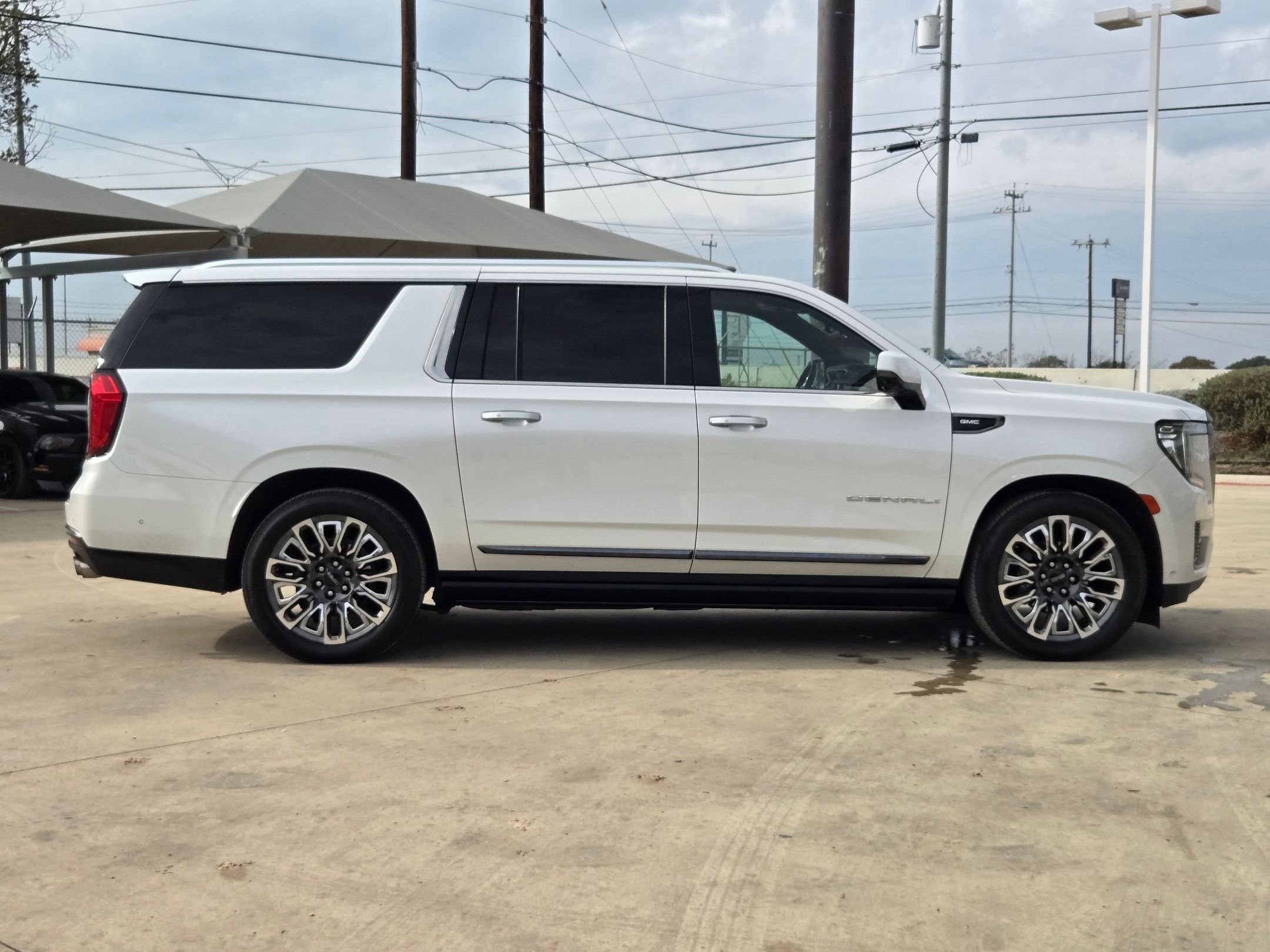 Used 2023 GMC Yukon XL Denali Ultimate image 2