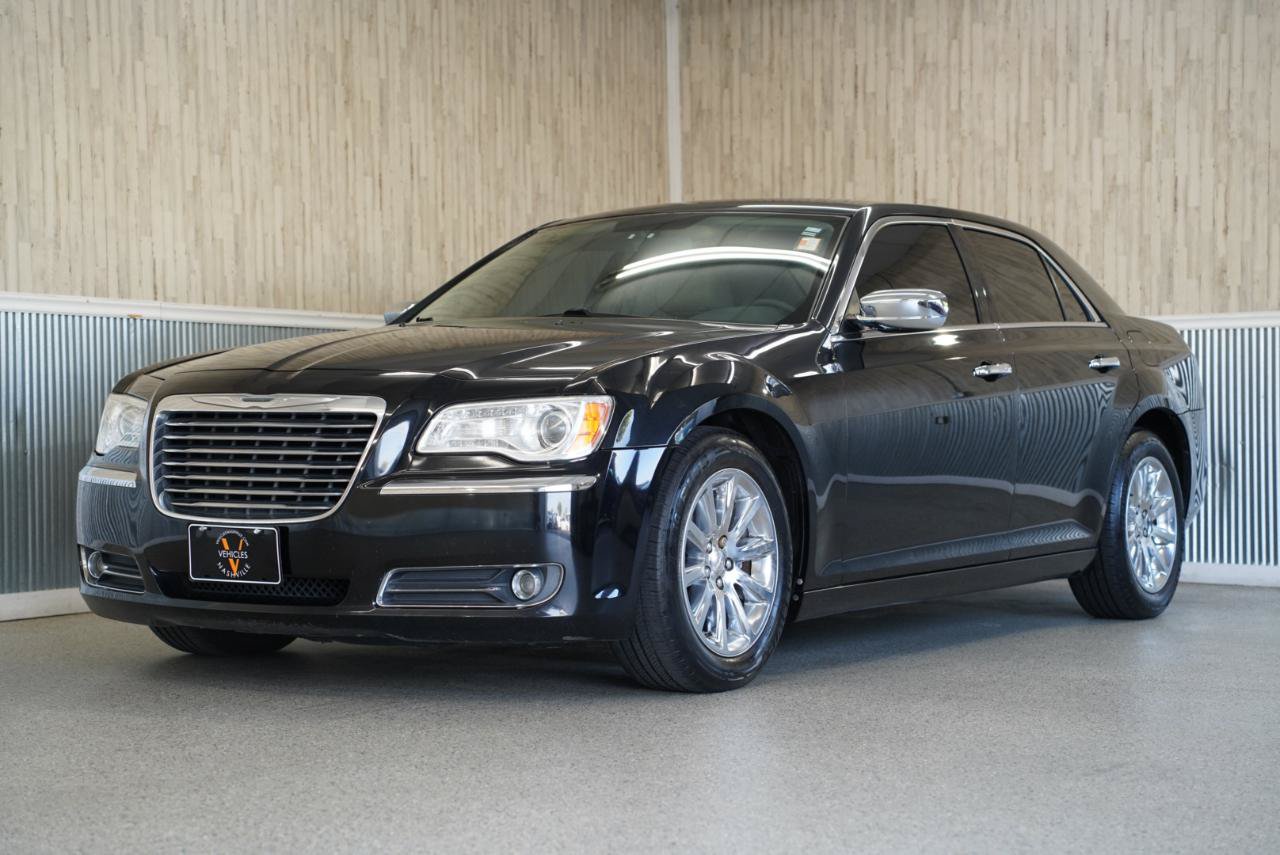 Used 2011 Chrysler 300 Limited RWD image 4