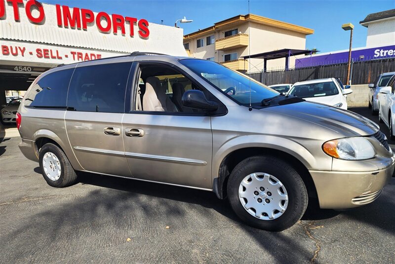 Used 2003 Chrysler Town & Country FWD image 5