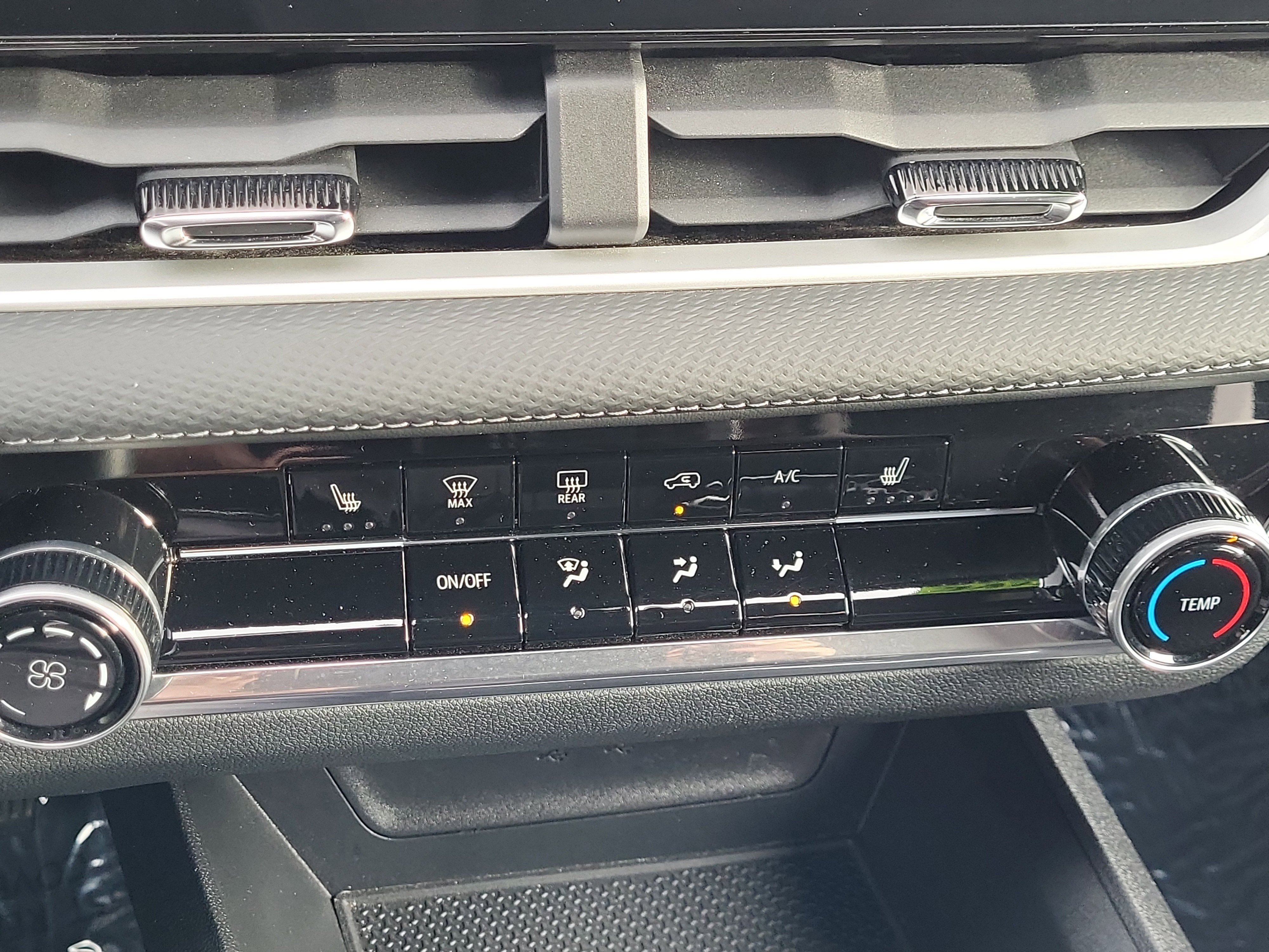 Used 2025 Chevrolet Equinox LT w/ Safety and Technology Package image 27