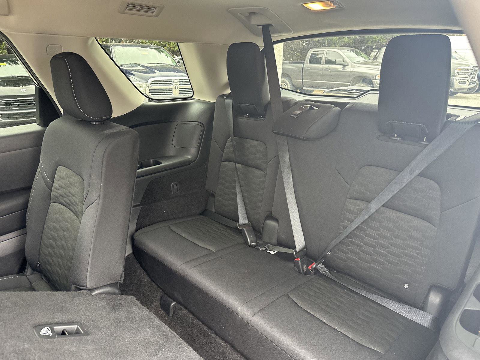 Used 2025 Nissan Pathfinder SV image 16