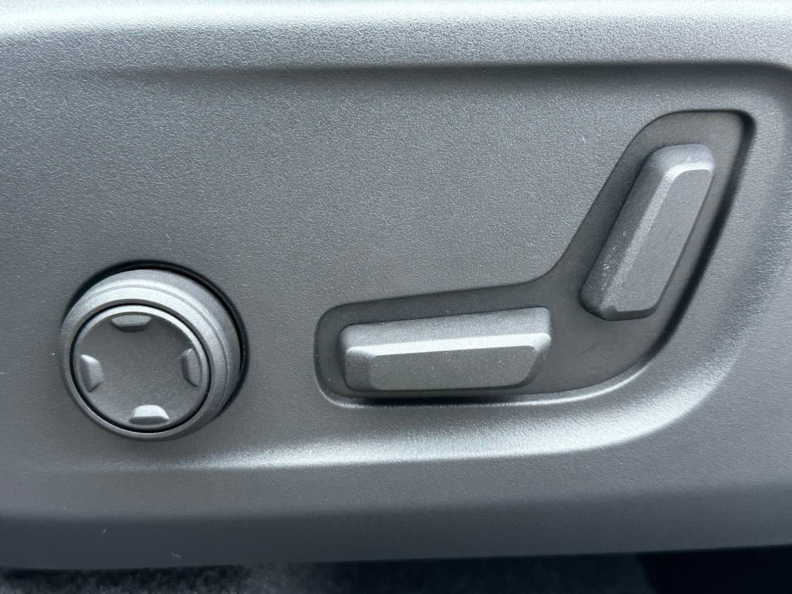 Used 2025 Volvo XC40 B5 Ultra w/ Climate Package image 22