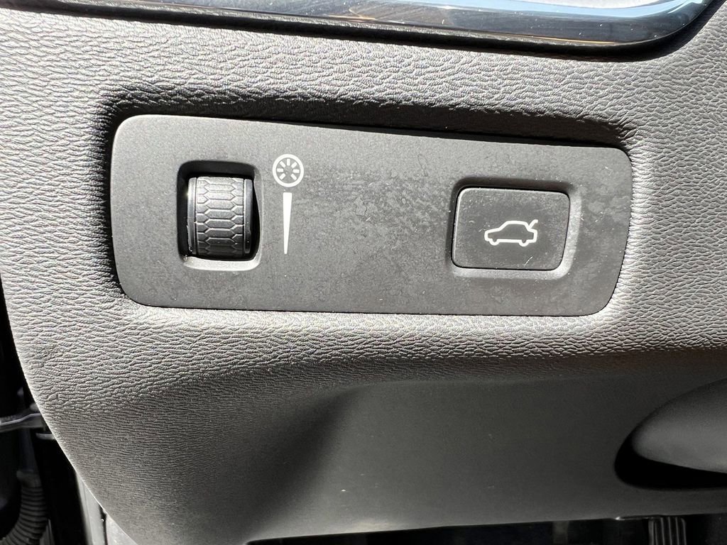 Used 2020 Volvo XC60 T5 Momentum w/ Protection Package Premier image 14