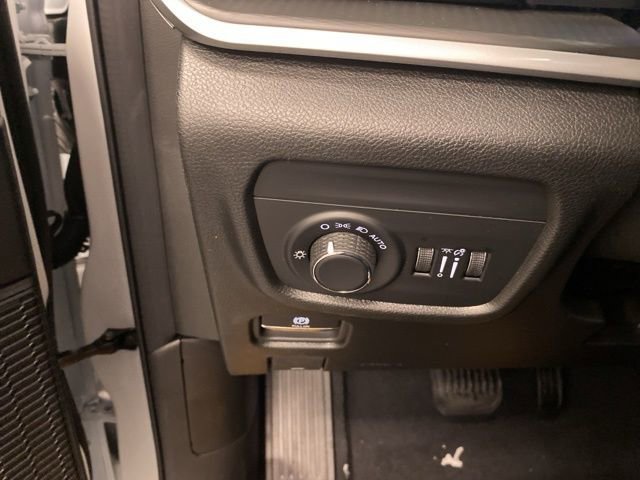 New 2025 Jeep Grand Cherokee Altitude image 18