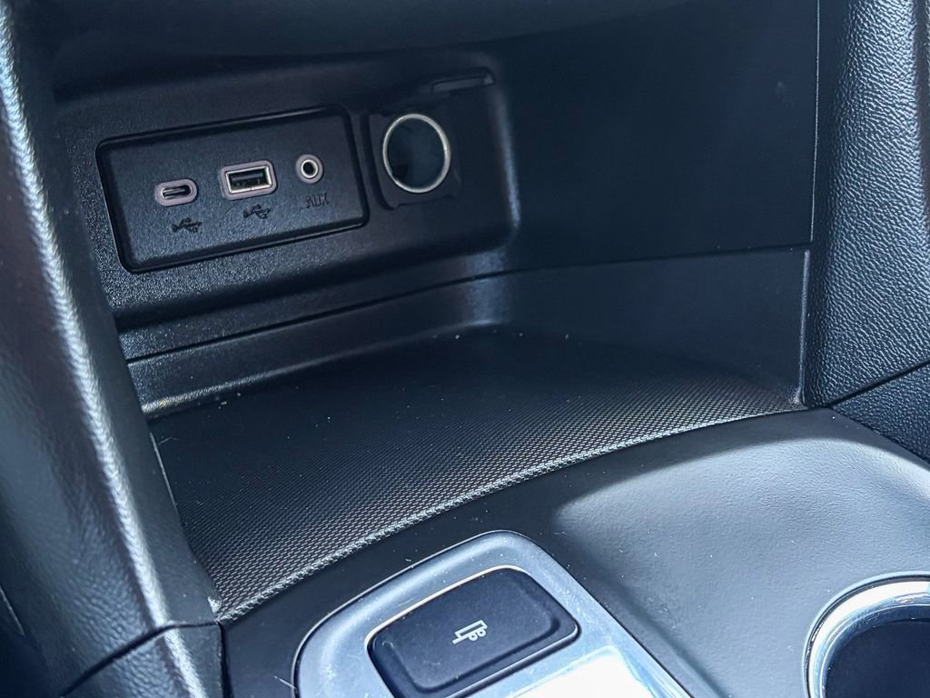Used 2020 Chevrolet Equinox LT w/ Sport Edition FWD image 32
