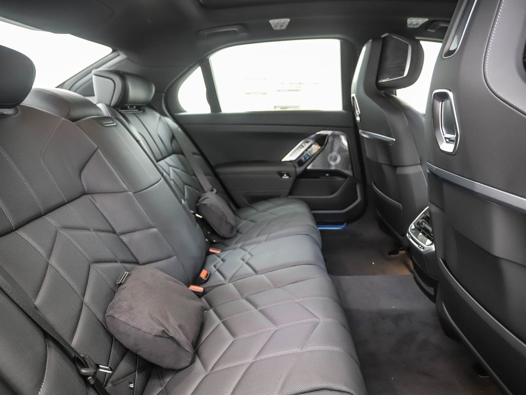 Used 2025 BMW 760i xDrive w/ Executive Package image 28