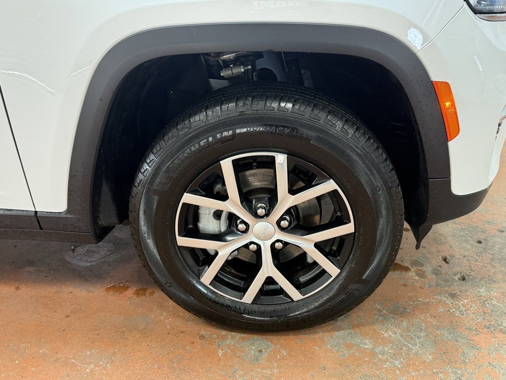Used 2025 Jeep Grand Cherokee Limited image 11