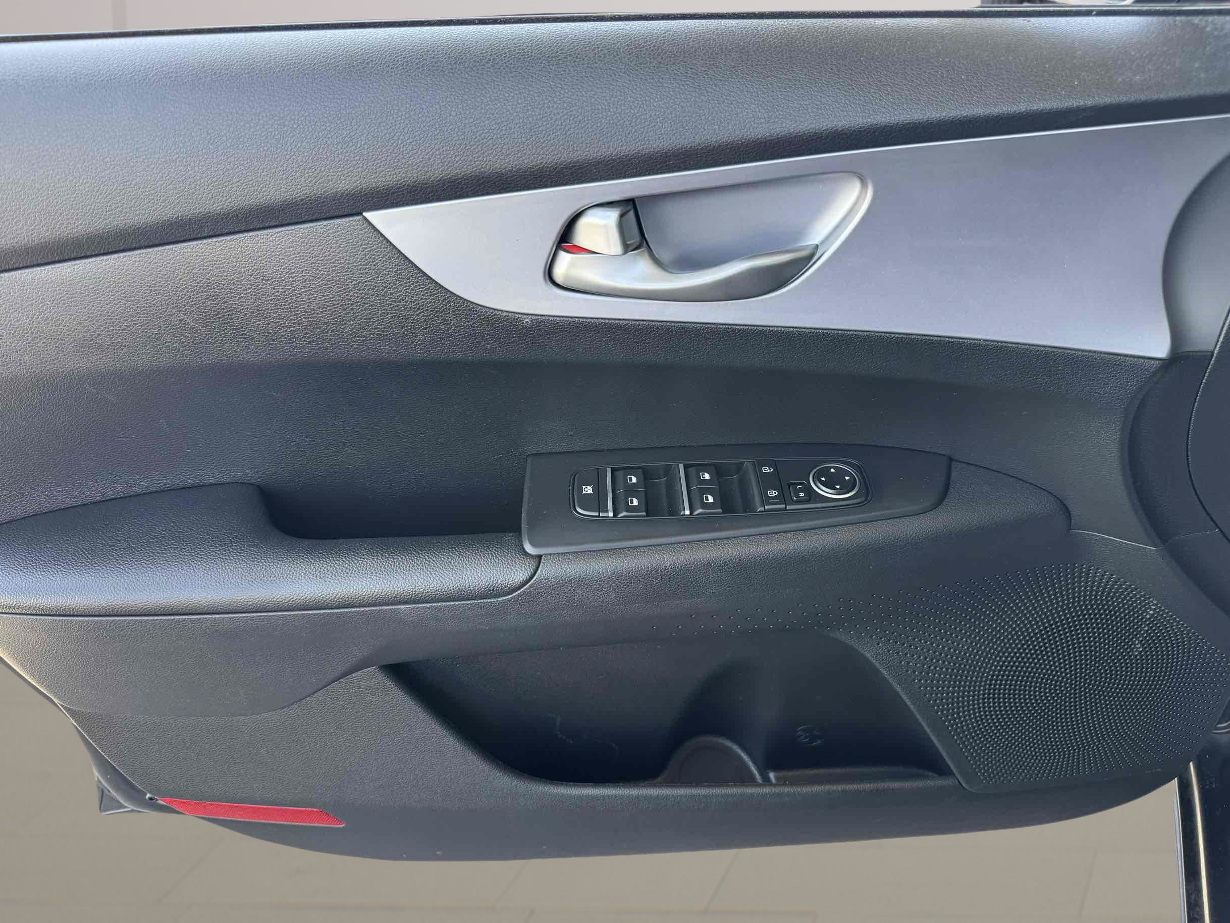 Used 2022 Kia Forte LXS FWD image 9