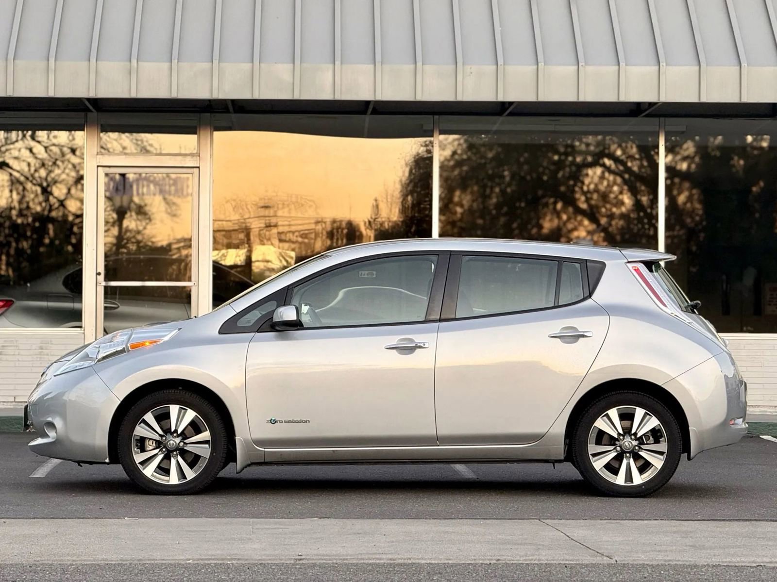 Used 2017 Nissan Leaf SV image 6
