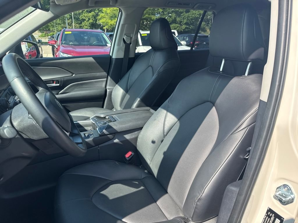 Used 2024 Toyota Grand Highlander XLE image 3