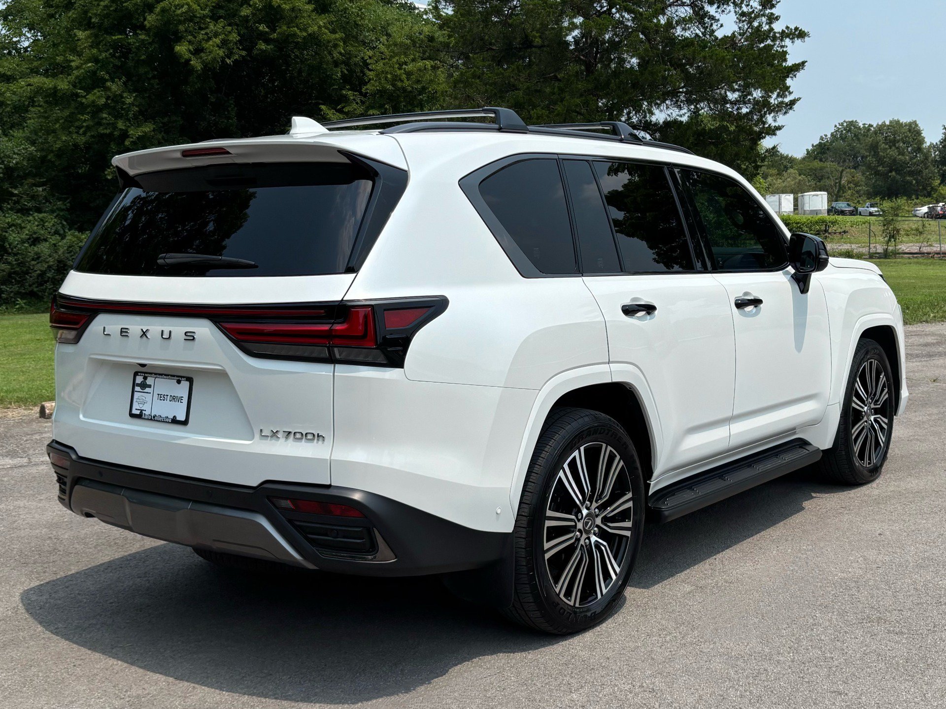 Used 2025 Lexus LX 700h Luxury w/ Appearance Package AWD/4WD image 3
