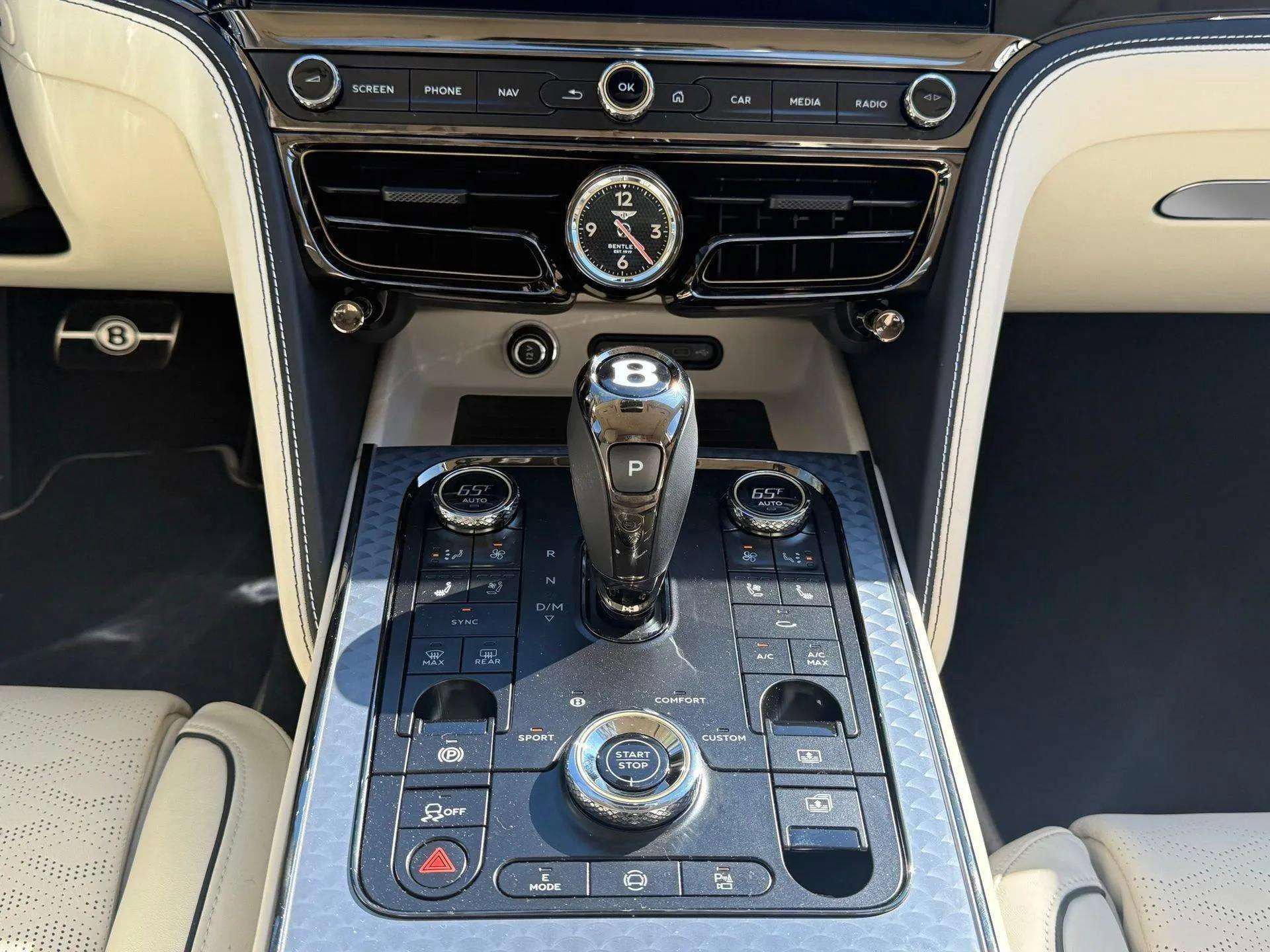 Used 2025 Bentley Flying Spur Plug-In Hybrid image 38