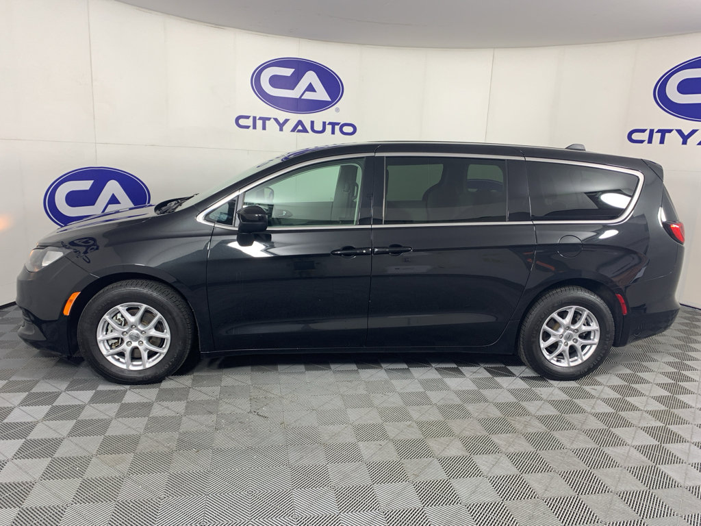 Used 2023 Chrysler Voyager LX FWD image 6