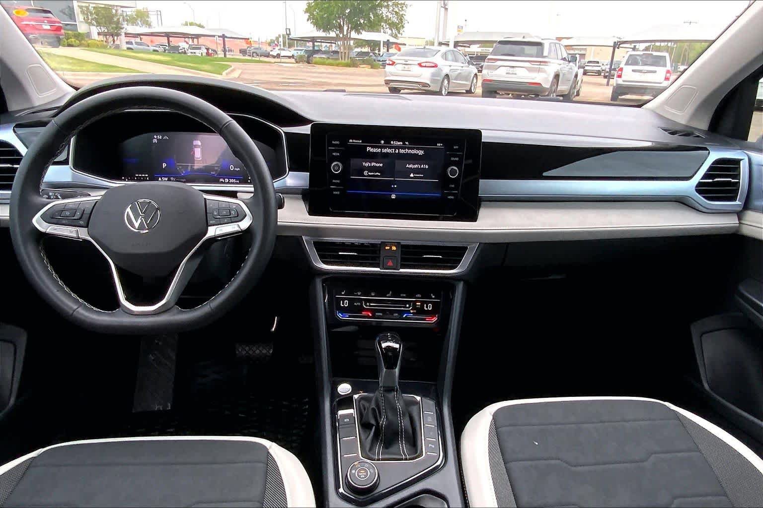Used 2025 Volkswagen Taos SE AWD/4WD image 16