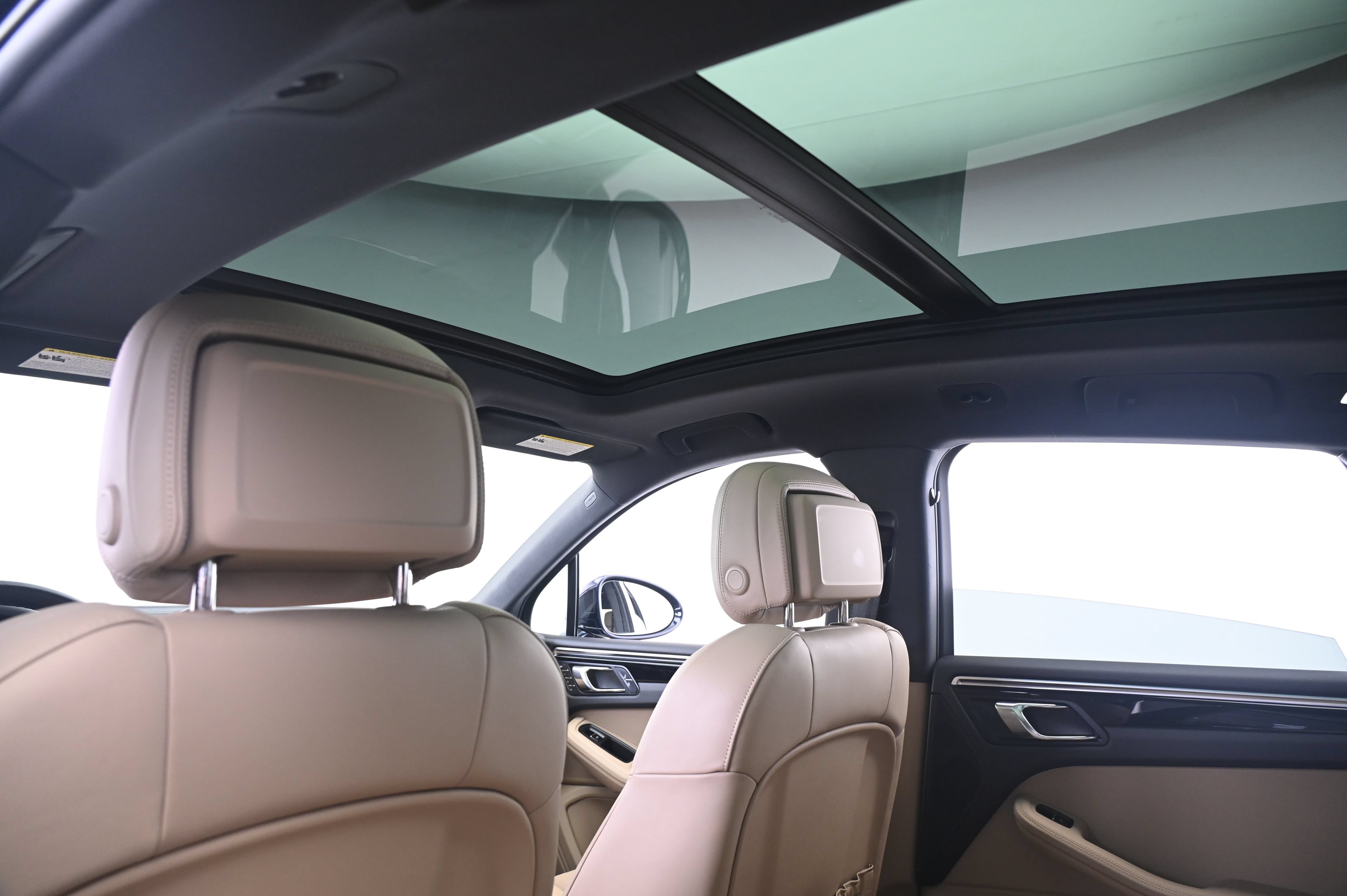 Certified 2022 Porsche Macan AWD/4WD image 25