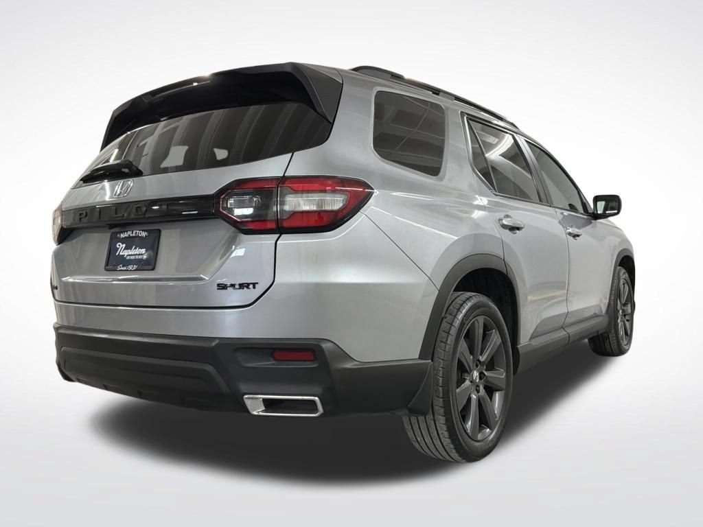 Used 2025 Honda Pilot Sport image 2