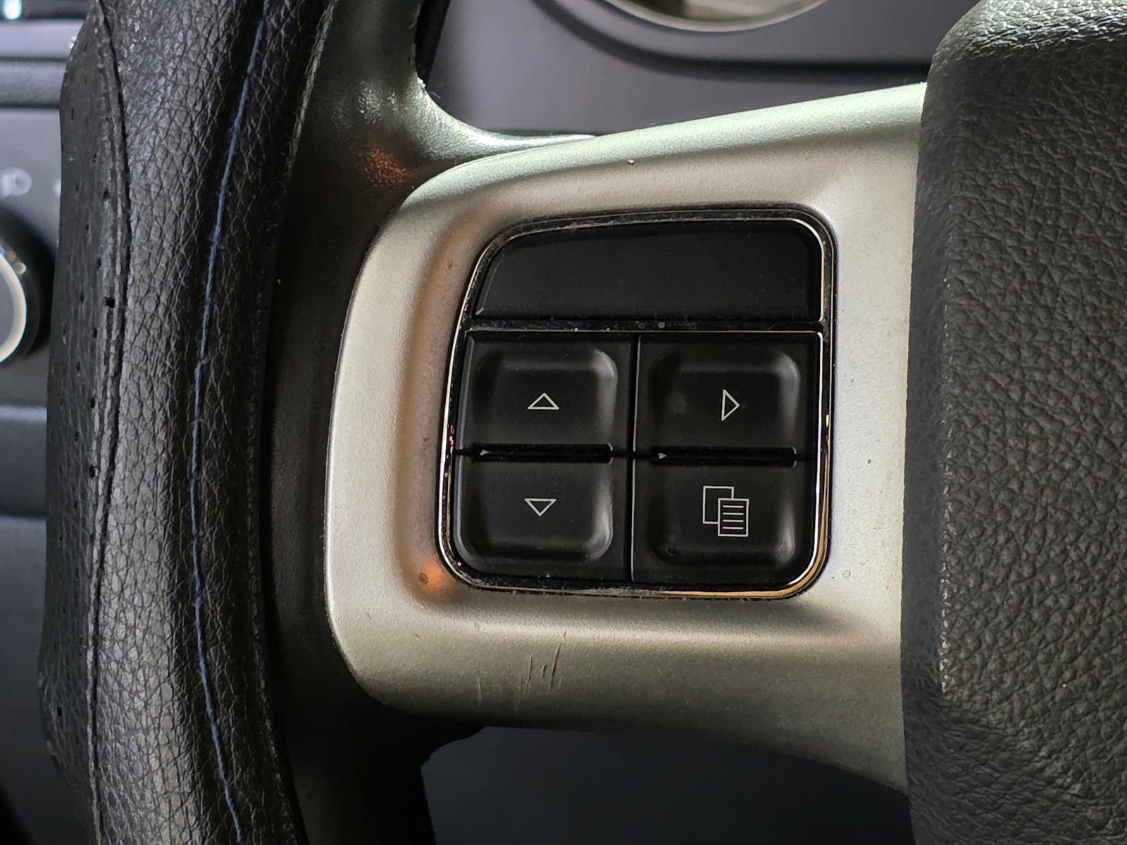 Used 2014 Dodge Challenger SXT image 18