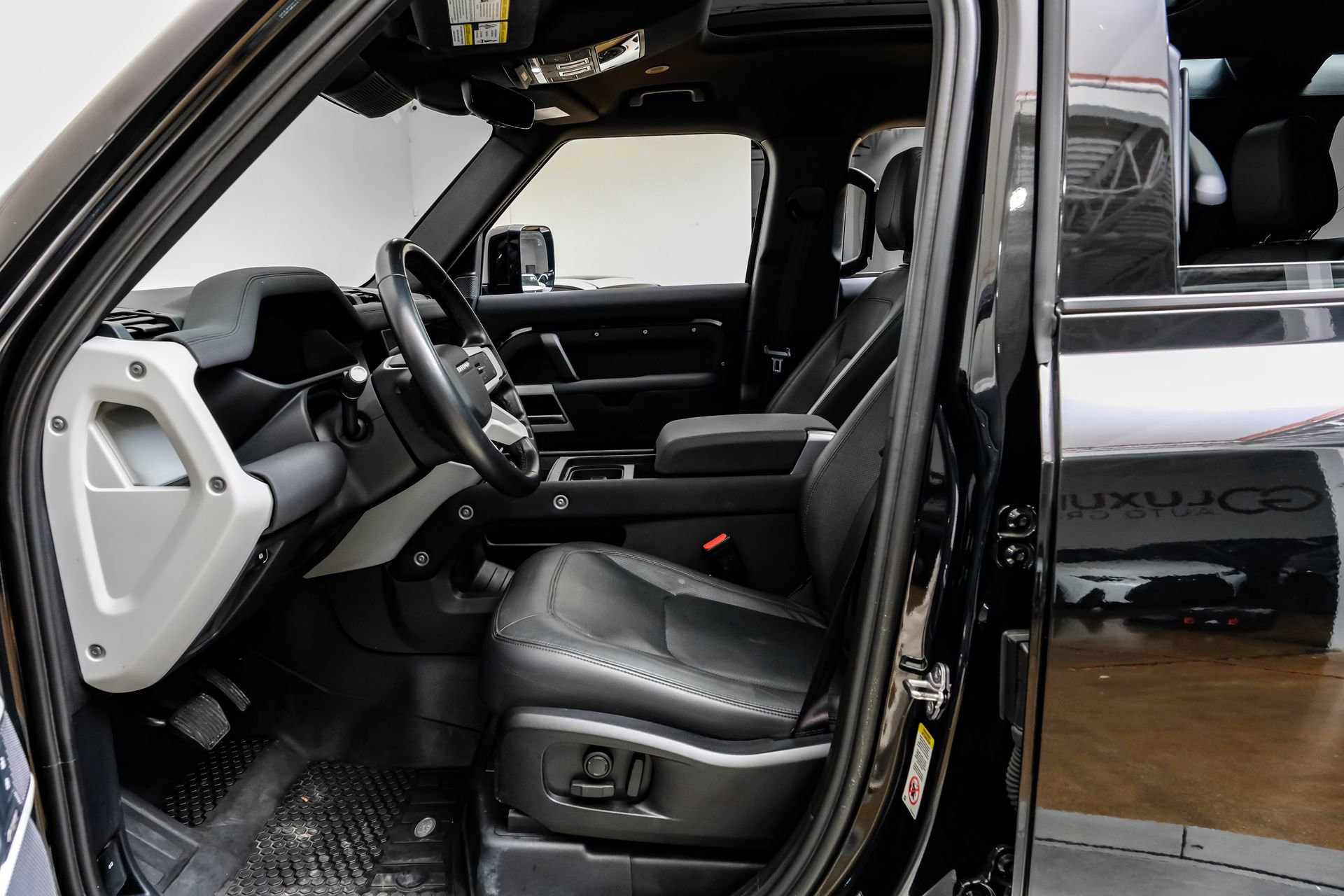 Used 2023 Land Rover Defender 110 SE image 4