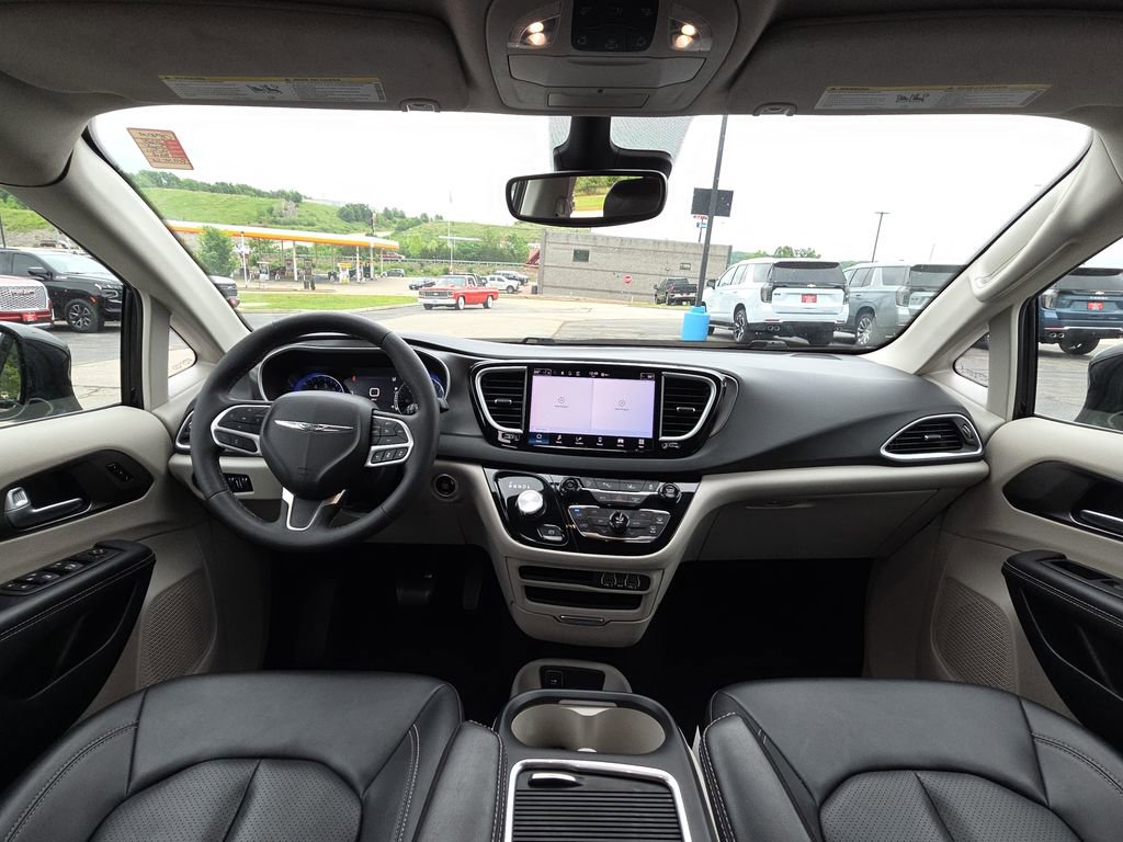 Used 2024 Chrysler Pacifica Touring-L FWD image 28