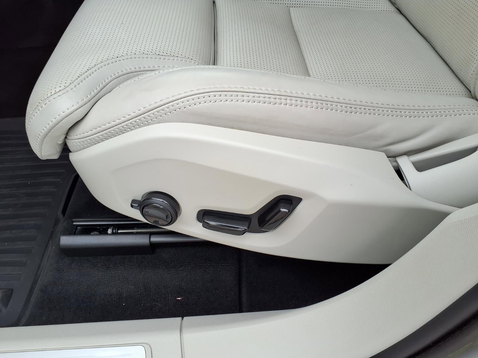 Certified 2023 Volvo XC60 B5 Ultimate w/ Protection Package Premier AWD/4WD image 23