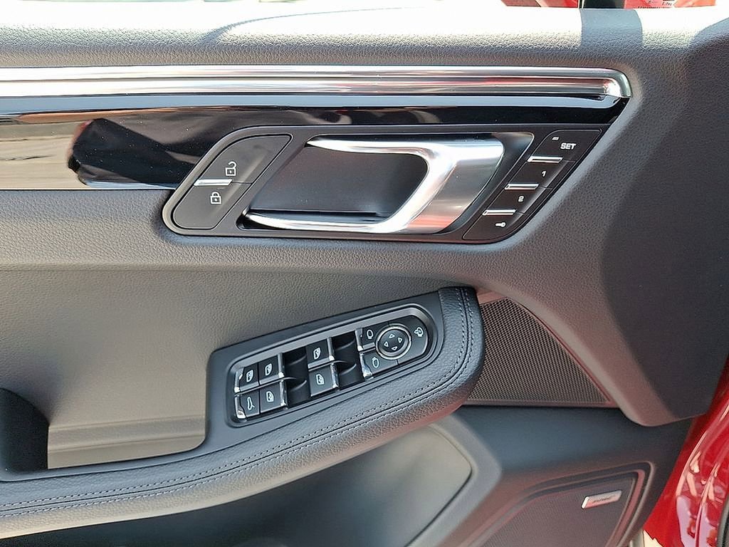 Used 2025 Porsche Macan image 14