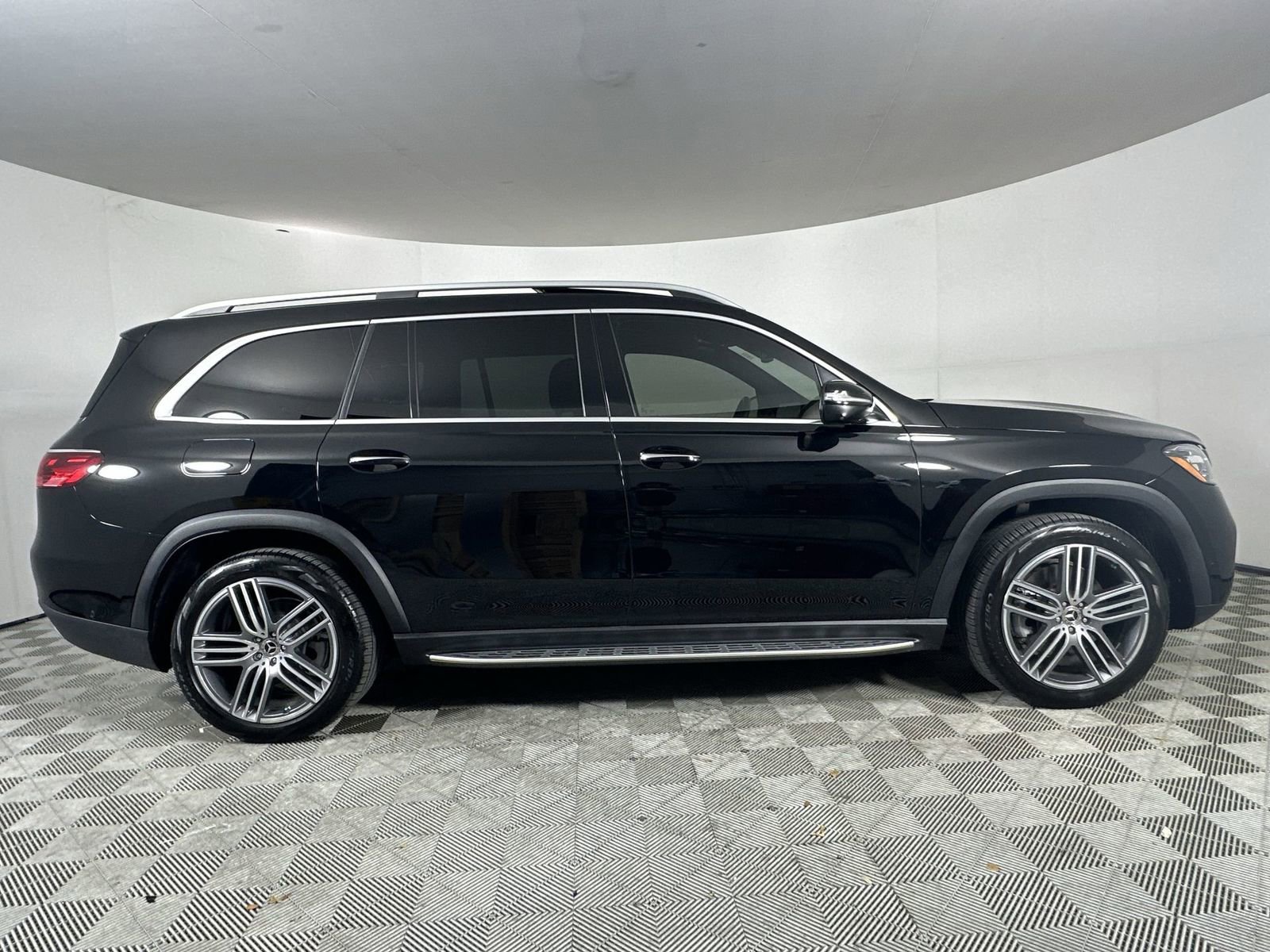 Used 2024 Mercedes-Benz GLS 450 4MATIC image 13