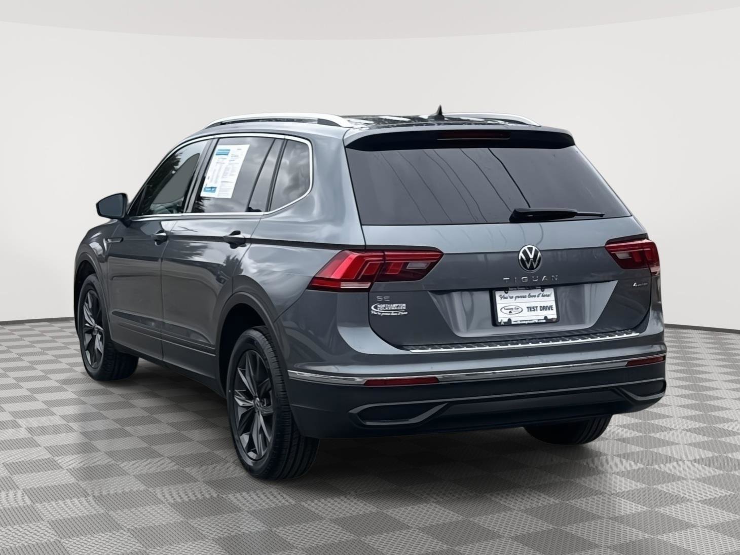 Used 2022 Volkswagen Tiguan SE w/ Panoramic Sunroof Package image 7
