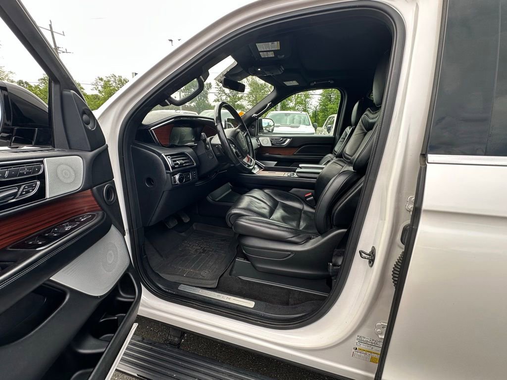 Used 2018 Lincoln Navigator L Reserve w/ Technology Package AWD/4WD image 24