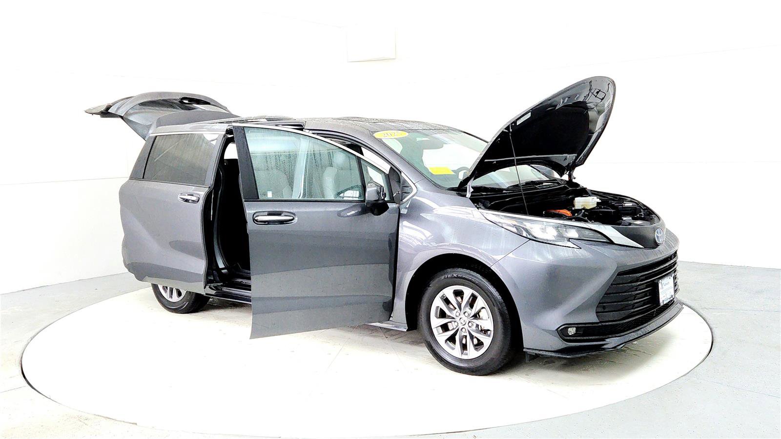 Used 2025 Toyota Sienna XLE w/ XLE Plus Package image 12
