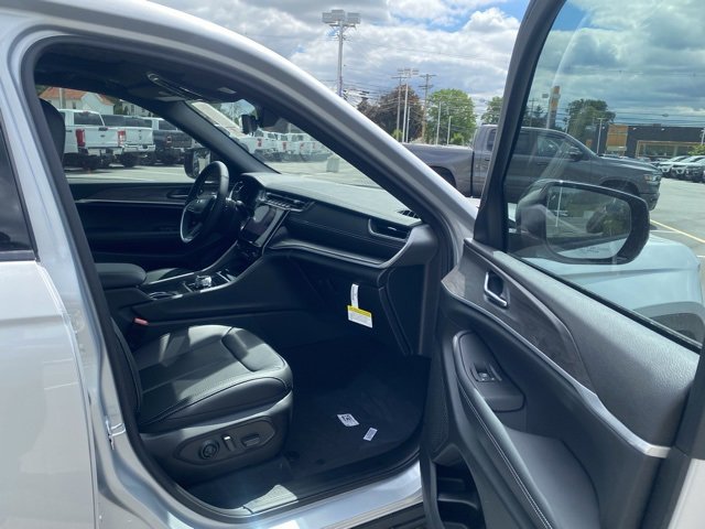 New 2025 Jeep Grand Cherokee L Limited w/ Luxury Tech Group II image 28