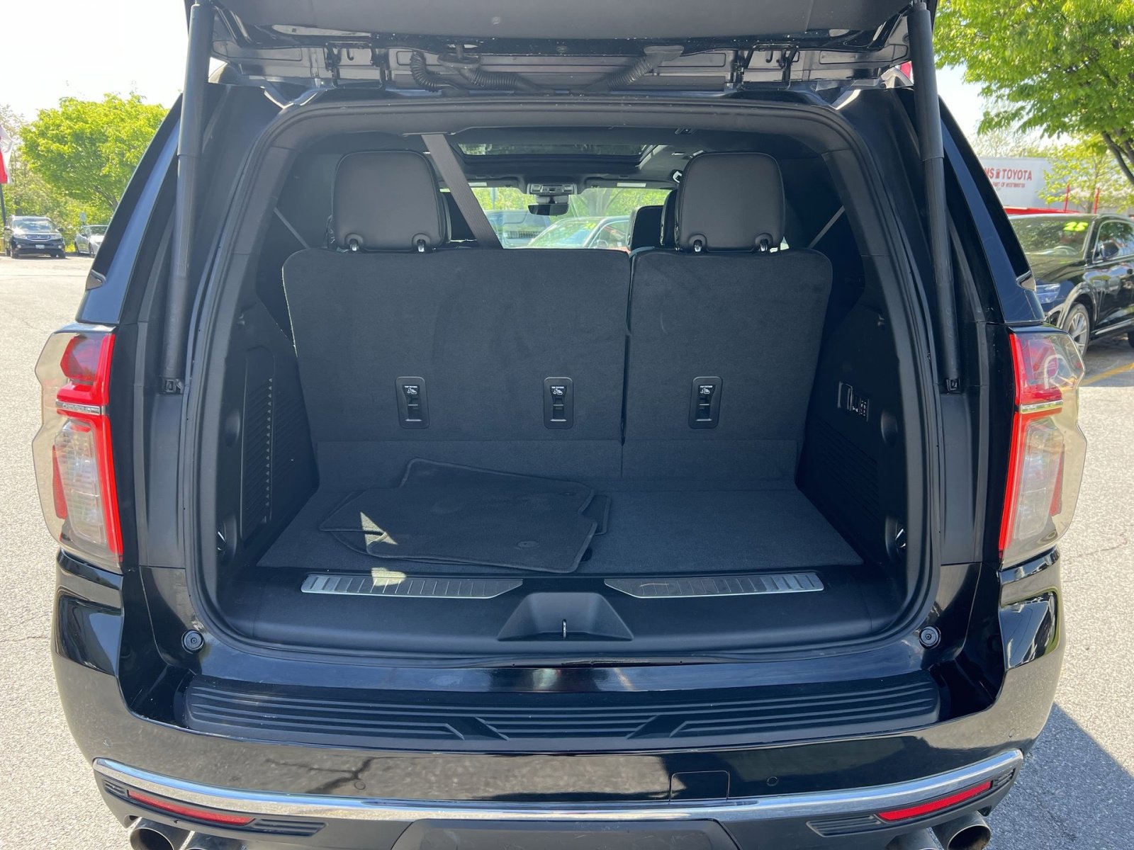 Used 2023 Chevrolet Tahoe Premier AWD/4WD image 34
